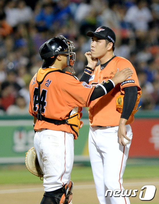 (대전=뉴스1) 신성룡 기자 = 26일 오후 대전 한화생명이글스파크에서 열린 2015 타이어뱅크 KBO 리그 한화 이글스와 삼성라이온즈의 경기 8회초 1사 1,2루 상황에서 한화 …