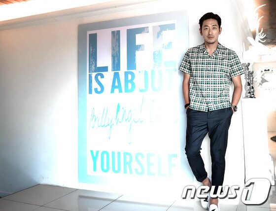 본문 이미지 - 배우 하정우가 최근 서울 종로구 삼청동 한 카페에서 진행된 인터뷰에서 연이어 작품에 출연는 이유를 고백했다. ⓒ News1 스포츠 / 권현진 기자