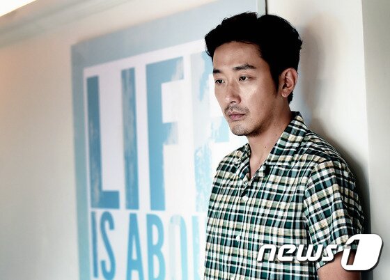 본문 이미지 - 배우 하정우가 최근 서울 종로구 삼청동 한 카페에서 진행된 인터뷰에서 영화 '암살' 최동훈 감독과의 촬영 당시를 회상했다. ⓒ News1 스포츠 / 권현진 기자