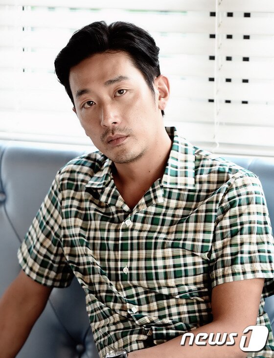 본문 이미지 - 배우 하정우가 최근 서울 종로구 삼청동 한 카페에서 진행된 인터뷰에서 영화 '암살' 하와이 피스톨 역에 대한 애정을 드러냈다. ⓒ News1 스포츠 / 권현진 기자