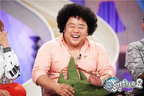 본문 이미지 - 개그맨 송영길이 쌍꺼풀 수술을 결심하게 된 비화를 공개했다. ⓒ News1스포츠 / KBS2 '안녕하세요' 캡처