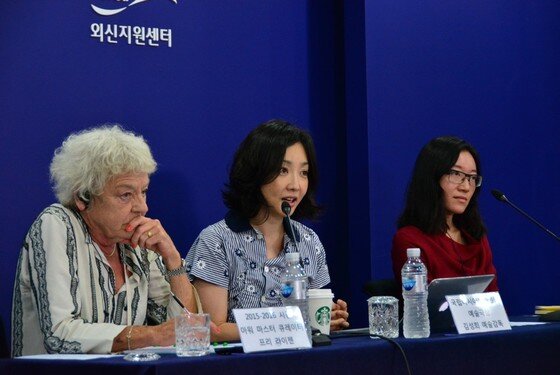 본문 이미지 - 프리 라이젠 아워마스터 큐레이터(좌측부터), 김성희 국립아시아문화전당 예술극장 예술감독, 요우이 아시아 윈도우 큐레이터  (자료제공 아시아예술극장)