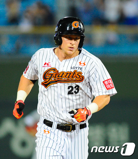 (부산=뉴스1) 이승배 기자 = 28일 저녁 부산 사직야구장에서 열린  '2015 타이어뱅크 KBO 리그’ 롯데자이언츠와 LG트윈스의 경기에서 롯데자이언츠가 1대0으로 앞선 상황, …