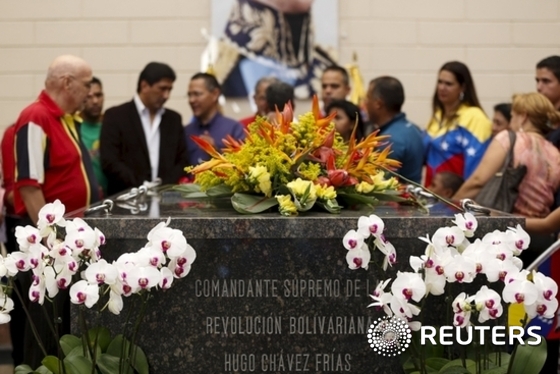 People visit the tomb of Venezuela