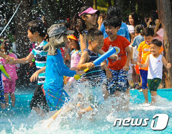 (부산=뉴스1) 이승배 기자 = 29일 오후 부산 진구 성지곡어린이대공원내 공공형 놀이시설 ‘키드키득파크’를 찾은 피서객들이 물놀이를 즐기고 있다.BNK금융이 약 12억원을 들여 …