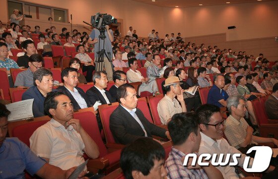 본문 이미지 - 29일 오전 제주아트센터에서 열린 &acute;제주 공항인프라 확충 사전 타당성 검토&acute; 설명회에 참석한 도민들이 용역진의 용역 결과 설명을 관심 있게 듣고 있다. 2015.7.29./뉴스1 ⓒ News1 현봉철 기자