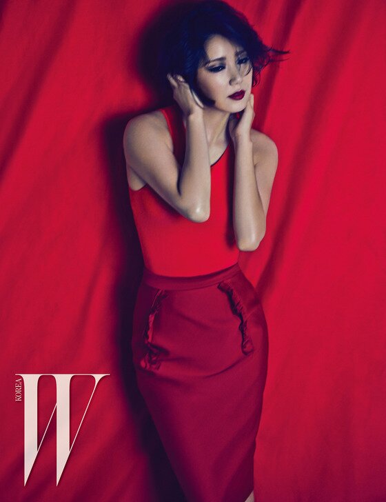 본문 이미지 - 배우 유호정이 패션 매거진 W코리아 화보를 통해 파격적인 변신을 시도했다.ⓒ 뉴스1스포츠 / W코리아