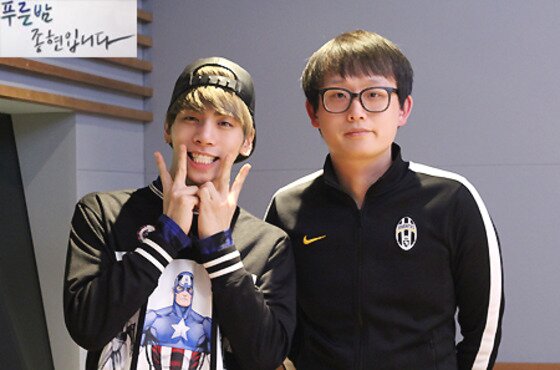 본문 이미지 - 조석과 샤이니의 종현이 함께 사진을 찍었다. ⓒ News1 스포츠/ ‘푸른밤 종현입니다’ 공식 홈페이지