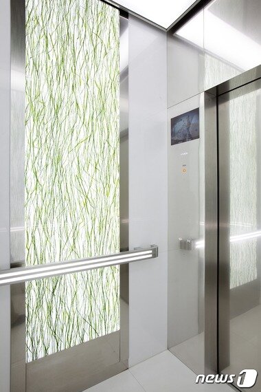 본문 이미지 - 현대엘리베이터가 2010년 개발해 아산타워에 설치한 세계 최고속 엘리베이터 '디 엘1080'. 이 엘리베이터의 공인 속도는 분속 1080m다.(현대엘리베이터 제공) ⓒ News1