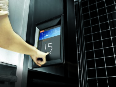 본문 이미지 - 현대엘리베이터가 개발한 핸드라이팅 인풋 시스템. 버튼을 누르지 않고 터치스크린에 목적 층수를 그리면 움직이는 방식이다.(현대엘리베이터 제공) ⓒ News1