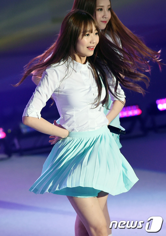 (고양=뉴스1스포츠) 권현진 기자 = 사랑스러운 공연!걸그룹 러블리즈 류수정이 3일 오후 경기도 고양어울림누리 아이스링크에서 열린 KBS 국민대합창 \'나는 대한민국\' 연아의 깜 …