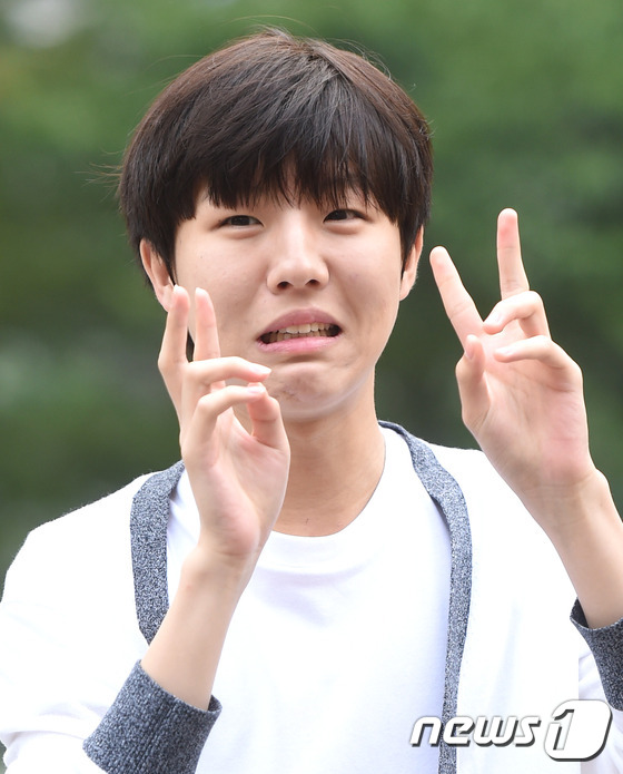 (서울=뉴스1스포츠) 권현진 기자 = 표정에 귀여움 가득!가수 유승우가 31일 오전 서울 여의도 KBS 신관 공개홀에서 열린 KBS2 '뮤직뱅크'(이하 뮤뱅) 리허설을 하기 위해 …