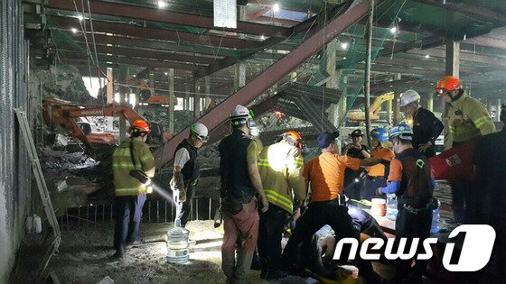 본문 이미지 - 지난 2015년 7월 동대구역 복합환승센터 신축공사 현장 붕괴사고 당시 구조 모습.(뉴스1 DB)