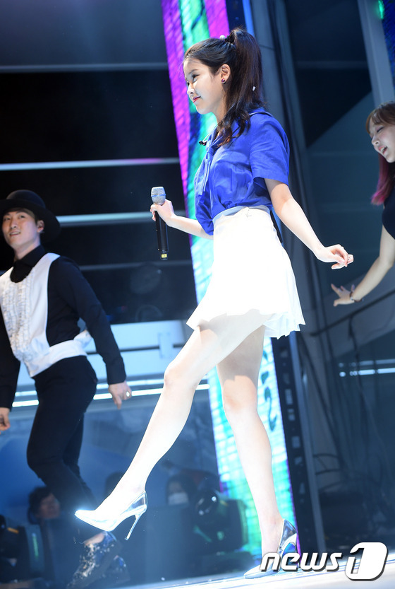 (해운대=뉴스1스포츠) 권현진 기자 = 이렇게 좋은 날~가수 아이유가 31일 오후 부산 해운대 파빌리온 무대에서 열린 하이트 여름이 뭐라고 페스티벌 ‘하이트 비치 콘서트’에 출연해 …