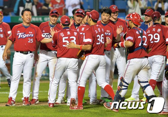 본문 이미지 - KIA 타이거즈가 15일 LG 트윈스와의 원정 경기에서 2-1로 승리, 5할 승률에 복귀했다. 뿐만 아니라 이날 패한 한화 이글스와 함께 공동 5위로 등극했다. (뉴스1 자료사진)  ⓒ News1