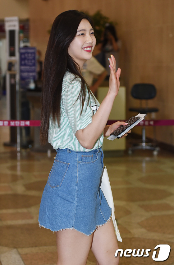 (김포공항=뉴스1스포츠) 권현진 기자 = 사랑스러운 미소.레드벨벳 조이가 4일 오후 SM콘서트 차 김포국제공항을 통해 일본 도쿄로 출국하며 손인사를 하고 있다.