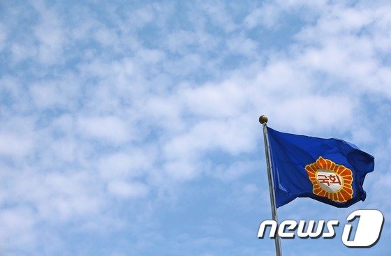 본문 이미지 -  서울 여의도 국회의사당 본청 앞 국회 깃발이 바람에 펄럭이고 있다. 2015.7.5/뉴스1 ⓒ News1 오대일 기자