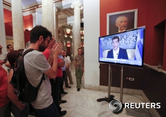 그리스 아테네에서 5일 시민들이 알렉시스 치프라스 총리의 TV 연설을 지켜보고 있다.