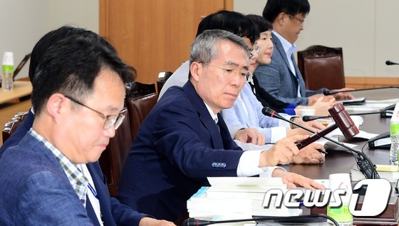 최저임금위원회 의결봉 두드리는 박준성 위원장