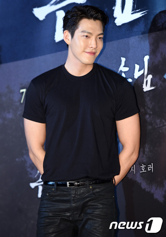 (서울=뉴스1스포츠) 권현진 기자 = 남성미 철철~배우 김우빈이 6일 오후 서울 왕십리cgv에서 열린 영화 ‘손님’(감독 김광태) VIP 시사회에 참석해 포즈를 취하고 있다.‘손님 …