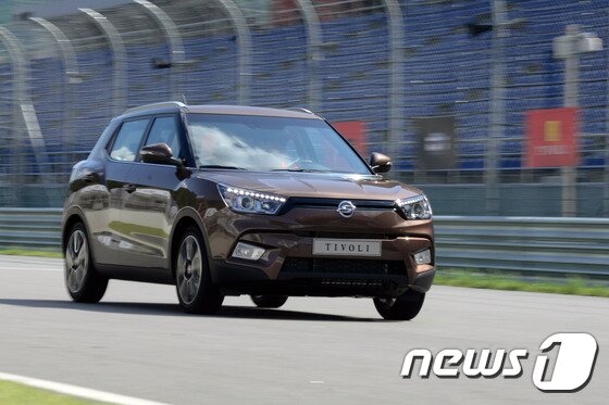 본문 이미지 - 쌍용자동차 소형 SUV &acute;티볼리&acute; 디젤모델 서킷 주행 모습(쌍용차 제공)ⓒ News1