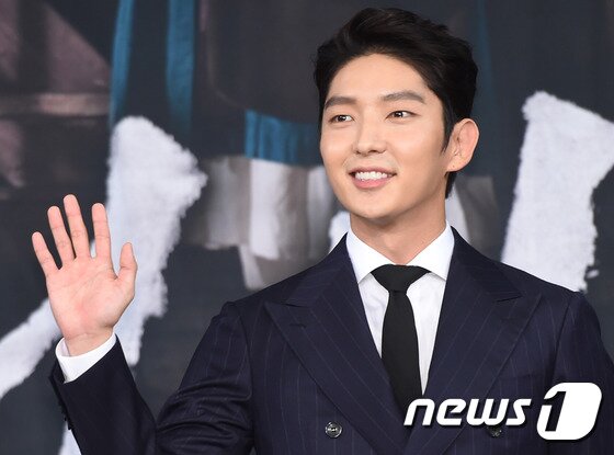 본문 이미지 - 배우 이준기가 7일 오후 서울 마포구 상암 MBC 골든마우스홀에서 열린 MBC 수목 미니시리즈 "밤을 걷는 선비" 제작발표회에 참석해 포즈를 취하고 있다. ⓒ News1스포츠 권현진 기자