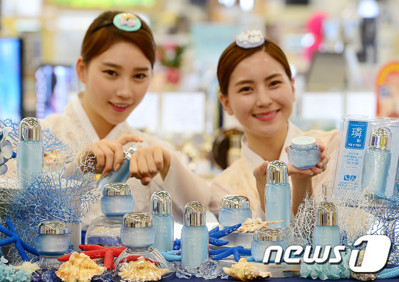 지난 8일 서울 홈플러스 강서점에서 한복을 입은 모델들이 한방 화장품 '린'을 소개하고 있다. © News1 박세연 기자
