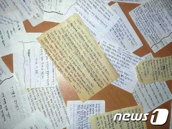 본문 이미지 - 친부를 살해하고 시신을 유기한 혐의로 복역 중인 무기수 김신혜씨가 2015년 7월 공개한 자신의 옥중 메모. 재심을 청구한 김씨는 법원의 재심 개시 여부 결정을 기다리고 있다. (박준영 변호사 제공) 2015.7.8/뉴스1 ⓒ 뉴스1