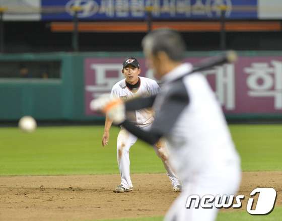 (대전=뉴스1) 신성룡 기자 = 8일 오후 대전 한화생명이글스파크에서 열린 2015 타이어뱅크 KBO 한화 이글스와 두산 베어스 경기가 끝난 후 김성근 감독이 깅기 중 실책을 범한 …