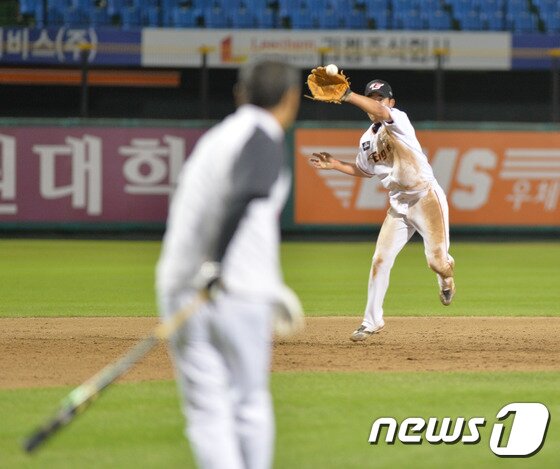 본문 이미지 - 8일 오후 대전 한화생명이글스파크에서 열린 2015 타이어뱅크 KBO 한화 이글스와 두산 베어스 경기 후 김성근감독이 실책을 범한 주현상에게 펑고 훈련을 하고 있다. 2015.7.8/뉴스1 ⓒ News1 신성룡 기자