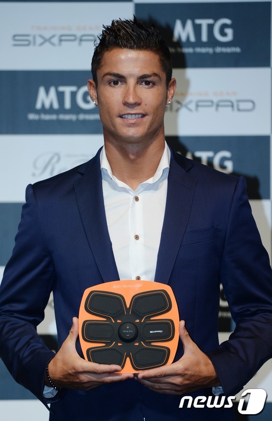(상해(중국)=뉴스1) 박지혜 기자 = 크리스티아누 호날두가 9일 중국 상해 푸동 리츠칼튼호텔에서 코리아테크의 신제품 EMS 근육 운동기구 '식스패드(SIXPAD)'를 선보이고 있 …