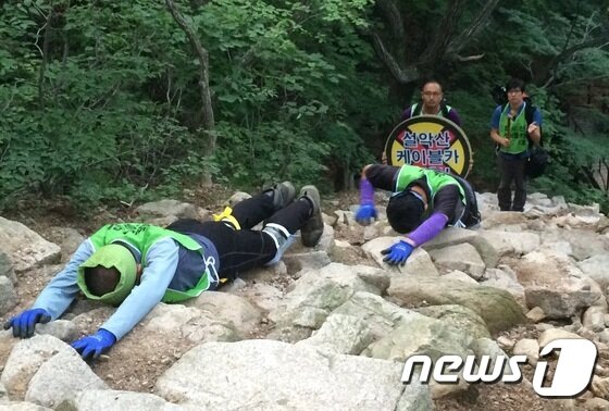 본문 이미지 - 10일 설악산에서 박그림 녹색연합 공동대표와 , 박성율 목사&#40;원주녹색연합 상임대표&#41;, 조현철 예수회 신부가 설악산 오색케이블카 반대를 위해 오체투지&#40;五體投地&#41;를 하고 있다.오체투지는 두 무릎을 땅에 꿇고 두 팔을 땅에 댄 다음 머리가 땅에 닿도록 절을 하는 것으로, 고행의 의미를 담고 있다.&#40;자연공원케이블카반대범대위 제공&#41; 2015.8. 10/뉴스1 ⓒ News1 엄용주 기자