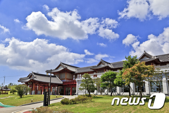 (무안=뉴스1) 신채린 기자 = 전남개발공사에서 건립한 한옥호텔 영산재는 1만8579㎡ 부지에 총7개동 21객실 규모로 전통문화체험관, 전통혼례청, 연회장, 한식당 등의 부대시설을 …