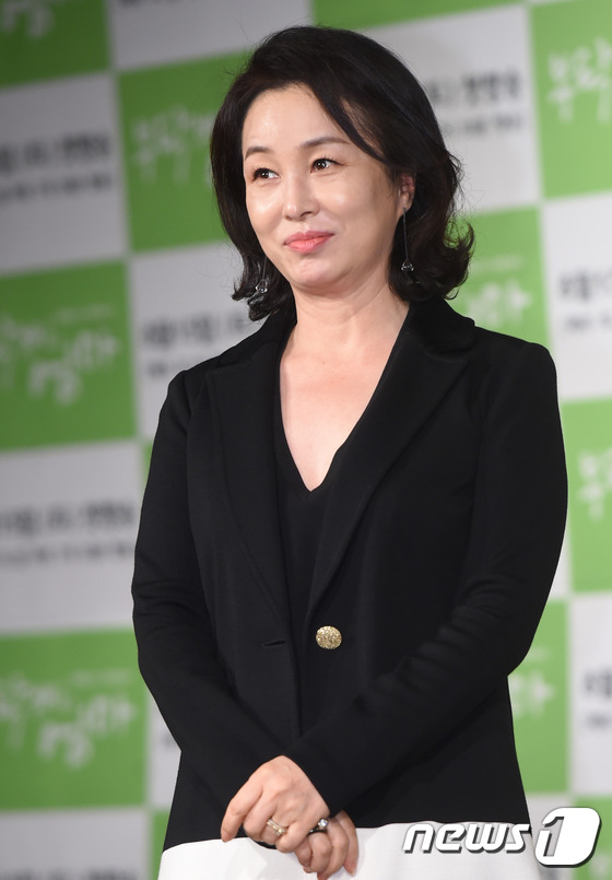 (서울=뉴스1스포츠) 권현진 기자 = 여전히 고운 미소.배우 김미숙이 11일 오후 서울 여의도 63컨벤션센터에서 열린 KBS2 새 주말드라마 '부탁해요, 엄마'(극본 윤경아/연출 …