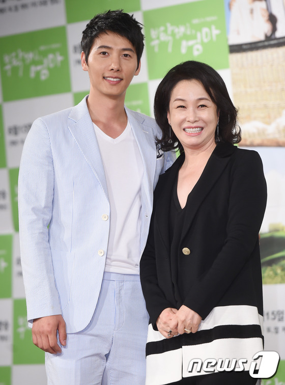 (서울=뉴스1스포츠) 권현진 기자 = 제 아들 입니다!배우 이상우, 김미숙(오른쪽)이  11일 오후 서울 여의도 63컨벤션센터에서 열린 KBS2 새 주말드라마 '부탁해요, 엄마'( …