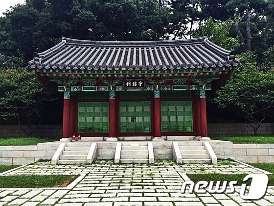 본문 이미지 - 부산 수영구에 위치한 안용복 사당 &acute;수강사&acute;. 독도 수호의 대표적 인물인 안 장군은 조선시대 부산 동래 수군 출신으로 일본 어민이 울릉도 인근에서 고기잡이하는 것을 보고 1693년과 1696년 두 차례 일본으로 건너가 막부로부터 울릉도·독도가 조선 영토임을 확인하는 문서를 받아냈다. 윤소희 기자 ⓒ News1