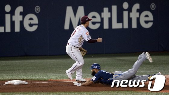 (서울=뉴스1) 신웅수 기자 = 11일 오후 서울 목동야구장에서 열린 '2015 타이어뱅크 KBO 리그' 넥센 히어로즈와 NC 다이노스의 경기 5회 초 NC 공격 무사 상황에서 안 …