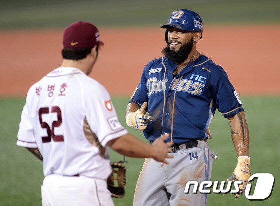 본문 이미지 - 1루수 부문 골든글러브를 놓고 맞붙는 박병호(왼쪽)와 테임즈. ⓒ News1 신웅수 기자