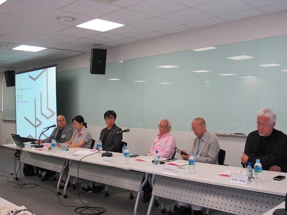 본문 이미지 - '交, 향'전 기자간담회장 모슴. 좌로부터 김경균(한국예술종합학교 교수), 강현주(인하대학교 교수), 김신(전 대림미술관 부관장) 기획위원과 나카가키 노부오(Nakagaki Nobuo), 나카가키 노부오, 하라 켄야 (사진제공 국립현대미술관)