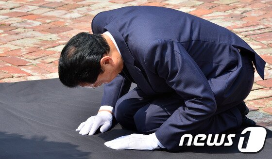 본문 이미지 - 하토야마 유키오 전 일본 총리가 12일 서울 서대문구 서대문형무소역사관을 방문해 추모비 앞에서 무릎 꿇고 절을 하고 있다.2015.8.12/뉴스1 ⓒ News1 김명섭 기자