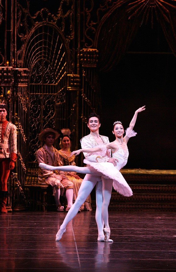 본문 이미지 - 잠자는 숲속의 미녀 - 3막 그랑 파드되(황혜민, 엄재용) ⓒ 유니버설발레단