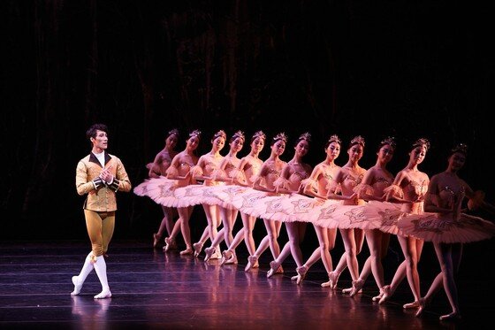 본문 이미지 - 잠자는 숲속의 미녀 - 데지레 왕자(이동탁) 외 군무 ⓒ 유니버설발레단