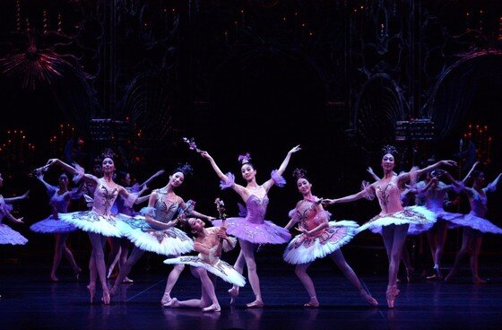 본문 이미지 - 잠자는 숲속의 미녀 - 라일락 요정과 다섯 요정 ⓒ 유니버설발레단