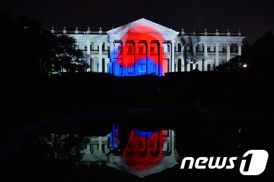 (서울=뉴스1) 변지은 인턴기자 = 12일 오후 서울 중구 덕수궁석조전에서 광복 70주년을 맞아 열리는 미디어 파사드 리허설이 진행되고 있다.오는 13일부터 16일까지 상영하는 덕 …