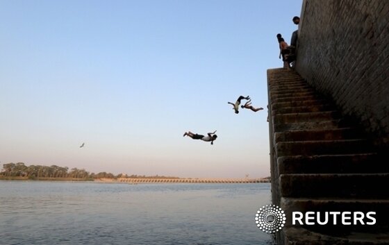 본문 이미지 - 이집트 카이로 근교에서 소년들이 폭염을 피해 나일강으로 뛰어들고 있다. ⓒ News1 우동명