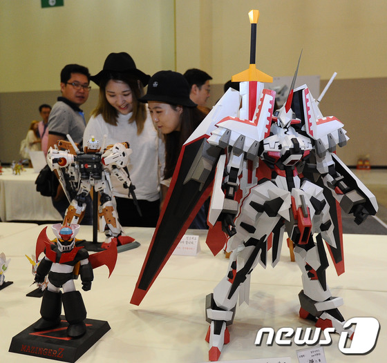 (부산=뉴스1) 이승배 기자 = 13일 오후 부산 해운대구 벡스코에서 열린 ‘키덜트 & 하비 엑스포’에서 관람객들이 종이로 만든 각종 캐릭터 모형을 관람하고 있다.부산에서는 처음으 …