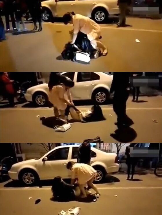 본문 이미지 - 중국의 한 여성이 남편의 정부로 보이는 또다른 여성을 폭행하는 동영상이 공개됐다.ⓒ 뉴스1스포츠 / 유튜브 영상 캡처