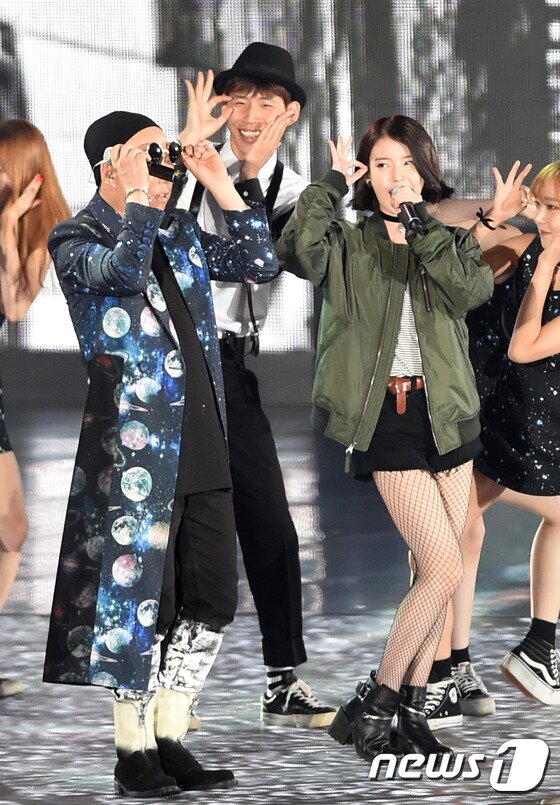 본문 이미지 - 이유 갓지 않은 이유 박명수, 아이유(오른쪽)가 13일 오후 강원도 평창동계올림픽 스키점프경기장에서 열린 MBC ‘2015 무한도전 영동고속도로 가요제’에 출연해 ‘레옹’를 열창하며 화려한 공연을 펼치고 있다. ⓒ News1 스포츠 / 평창=권현진 기자