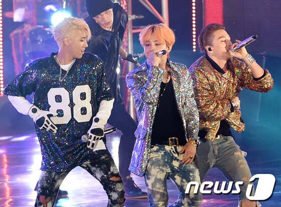본문 이미지 - 황태지 광희, 지디, 태양(왼쪽부터)이 13일 오후 강원도 평창동계올림픽 스키점프경기장에서 열린 MBC ‘2015 무한도전 영동고속도로 가요제’에 출연해 ‘맙소사’를 열창하며 화려한 공연을 펼치고 있다. ⓒ News1 스포츠 / 권현진 기자