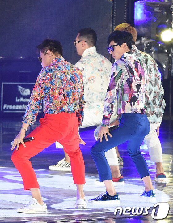 본문 이미지 - 댄싱 개봉 박진영, 유재석(오른쪽)이 13일 오후 강원도 평창동계올림픽 스키점프경기장에서 열린 MBC ‘2015 무한도전 영동고속도로 가요제’에 출연해 ‘아임 소 섹시’를 열창하며 화려한 공연을 펼치고 있다. ⓒ News1 스포츠 / 평창=권현진 기자